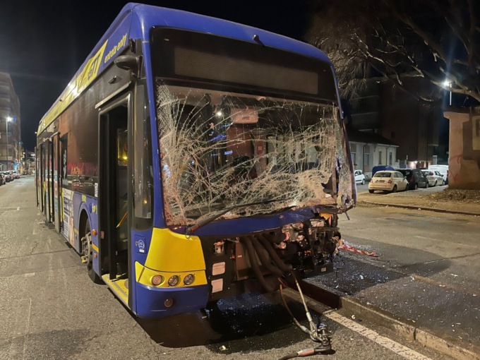 Violento scontro tra un autobus Gtt e un’auto all’incrocio tra via Stampini e via Sparone