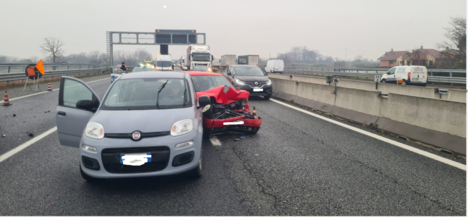 Scontro tra quattro auto in tangenziale tra la Loggia e Bauducchi: un ferito