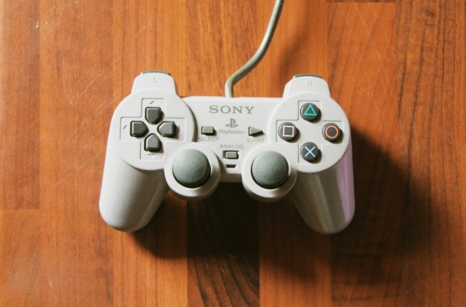 Urla e bestemmie davanti al videogame, la vicina di casa lo accoltella e spiega agli agenti “Non ne potevo più”