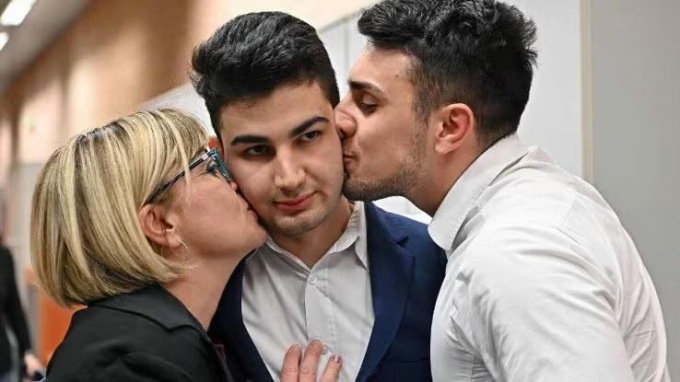Uccise il padre per difendere la madre, Alex Cotoia assolto in appello bis