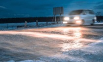 Incidente stradale a Chieri: auto in bilico tra il fosso e la carreggiata, cinque feriti