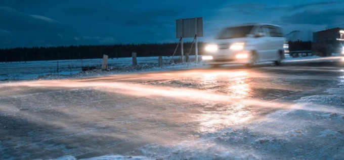 Incidente stradale a Chieri: auto in bilico tra il fosso e la carreggiata, cinque feriti