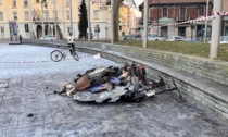 Nichelino, rogo di Capodanno: trovati 25 bossoli di pistola a salve sparsi in piazza Di Vittorio e nelle vie limitrofe