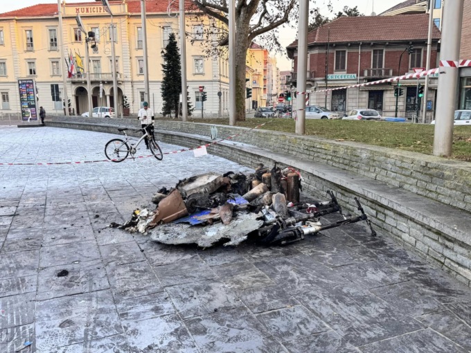 Nichelino, rogo di Capodanno: trovati 25 bossoli di pistola a salve sparsi in piazza Di Vittorio e nelle vie limitrofe
