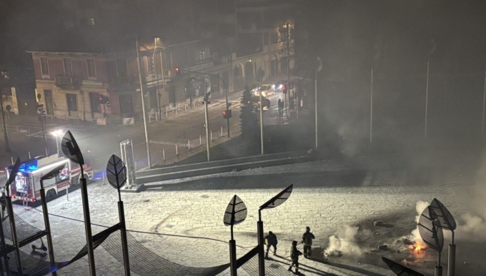 Capodanno a Nichelino: banda di vandali dà fuoco ai cassonetti in piazza Di Vittorio