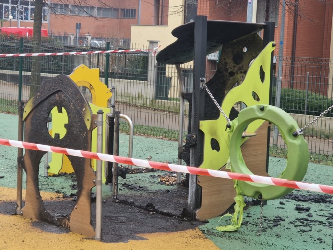 Incivili danno fuoco alle giostrine per disabili in un parco a Moncalieri