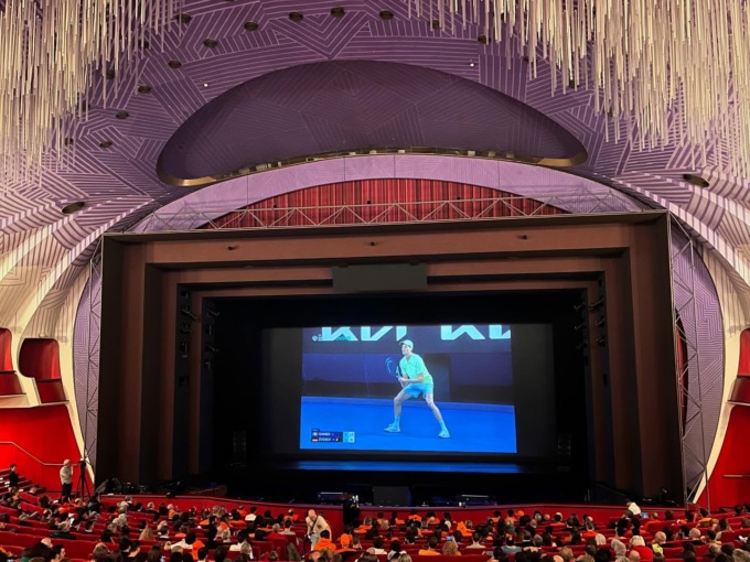 “Silenzio in sala, inizia il tennis!”: Sinner vince la finale degli Open Australian e a Torino si salta sulle poltrone di velluto del Teatro Regio