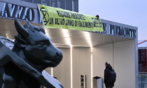 “La Regione osserva, il Piemonte affonda”: la scritta degli Extinction Rebellion sul grattacielo della Regione