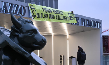 “La Regione osserva, il Piemonte affonda”: la scritta degli Extinction Rebellion sul grattacielo della Regione