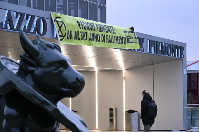 “La Regione osserva, il Piemonte affonda”: la scritta degli Extinction Rebellion sul grattacielo della Regione