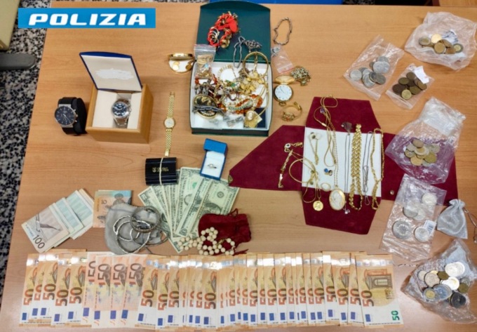 “Devo fotografare i suoi gioielli”: deruba un’anziana spacciandosi per un perito dei carabinieri
