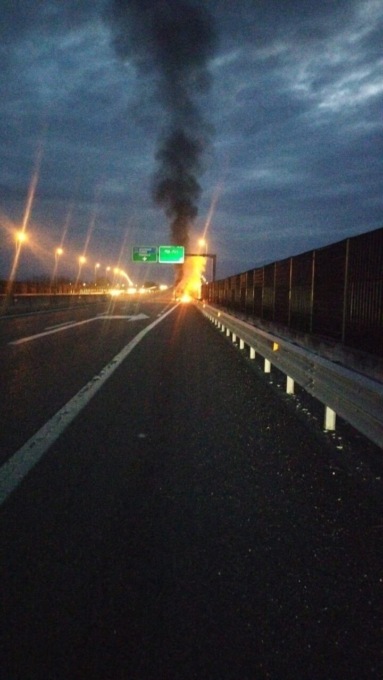 Furgone in fiamme sulla Torino-Pinerolo