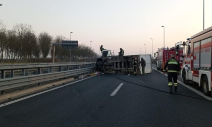 Autocarro percorre la Torino-Pinerolo e si ribalta