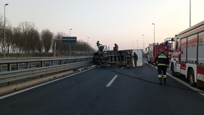 Autocarro percorre la Torino-Pinerolo e si ribalta