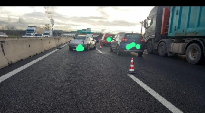 Scontro tra tre auto in tangenziale sud al Sito Interporto