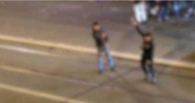 Paura a Barriera di Milano, fuochi d’artificio sparati in mezzo alla strada. I residenti: “Ora basta”