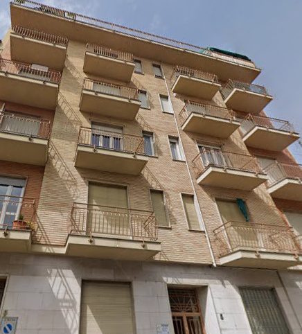 Barriera di Milano, 57enne cade dal quarto piano di un palazzo durante dei lavori di ristrutturazione e muore