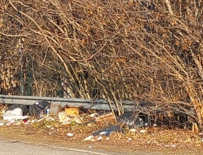 I Viali di Nichelino: rifiuti abbandonati dagli incivili vicino alle sponde del torrente Sangone