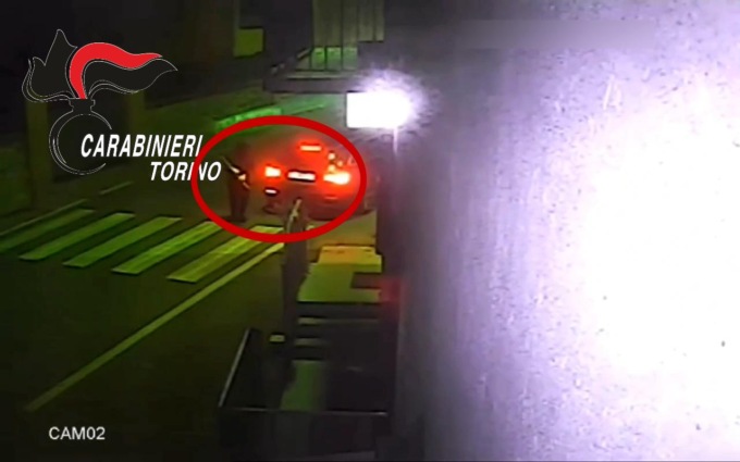 Utilizzava targhe false e auto rubate per commettere furti negli esercizi commerciali, fermato un 31enne