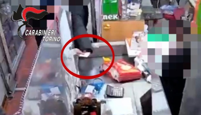 Porta Nuova, 40enne entra in un supermercato e ruba 50 euro ad una cliente