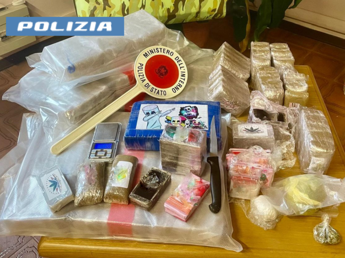 Smantellato un giro di spaccio tra Nichelino, Mirafiori e Moncalieri: sequestrati 21 chili di droga, arrestati due giovani