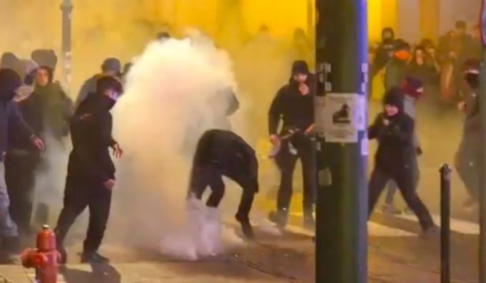 La manifestazione in solidarietà per Ramy degenera in assalti a due commissariati e a una caserma