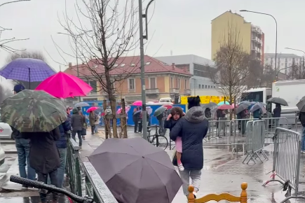 Code di immigrati davanti alla questura di Torino, per ore che diventano giorni, al freddo, ci sono anche bambini