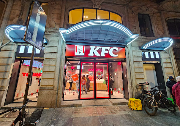 Il fast food si appropria dell’ingresso del Cinema Ambrosio (e chissà che i film d’essai non diventino una moda tra i teenager)