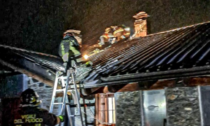 A fuoco un'abitazione nella notte: famiglie evacuate, la casa divorata dalle fiamme