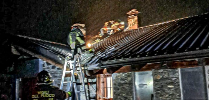 A fuoco un’abitazione nella notte: famiglie evacuate, la casa divorata dalle fiamme