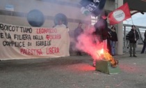 Manifestanti Pro Pal bruciano un carro armato di carta con le foto della ministra Bernini