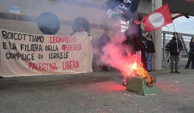 Manifestanti Pro Pal bruciano un carro armato di carta con le foto della ministra Bernini