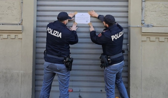 Clienti pregiudicati e violazioni all’interno del locale, chiuso bar a Torino