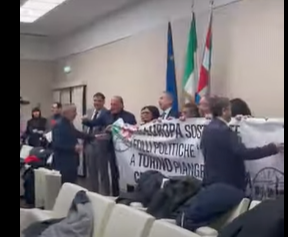 Consiglio regionale, Fratelli d’Italia protesta con uno striscione contro il Green deal, M5s: “Una pagliacciata”