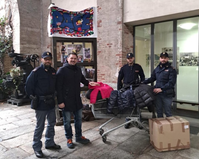 Giacche contraffatte pronte per il mercato nero andranno invece al Sermig