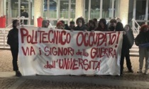 La protesta degli studenti del Politecnico di Torino contro il ministro degli Esteri Tajani