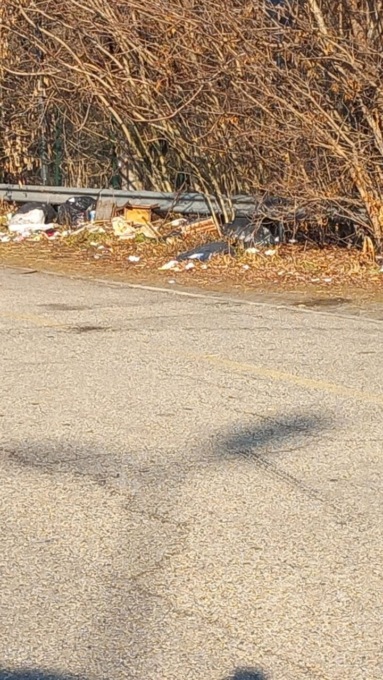 Nichelino, l’area parcheggio a ridosso del torrente Sangone è di nuovo una discarica abusiva