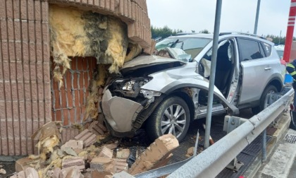 A5, auto contro il casello autostradale