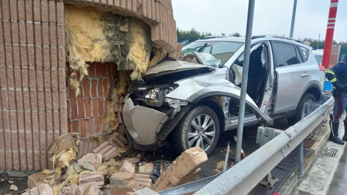 A5, auto contro il casello autostradale