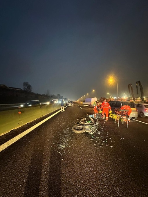 Scontro tra auto e moto in tangenziale