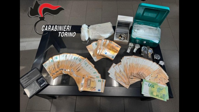 36enne arrestato dai carabinieri di Nichelino per detezione di droga e commercio di prodotti con segni falsi