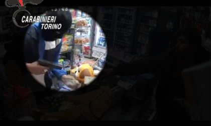 Rapinano a mano armata un minimarket: traditi da un dito fasciato e dai tatuaggi