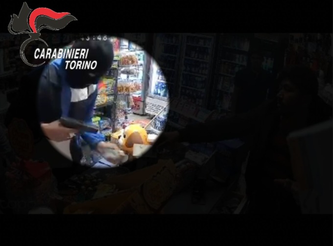 Rapinano a mano armata un minimarket: traditi da un dito fasciato e dai tatuaggi