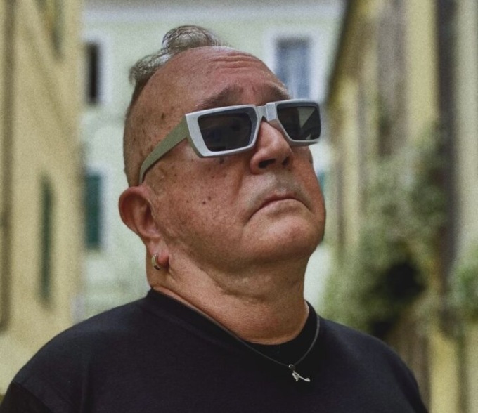 Festival di Sanremo 2025: nella serata delle cover il torinese Johnson Righeira sarà ospite dei Coma_Cosa