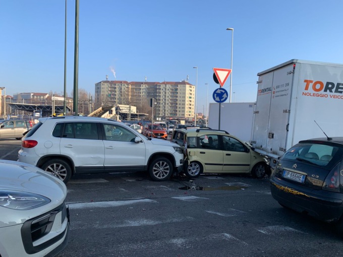 Tamponamento a tre, un’altra mattinata di disagio in Piazza Baldissera