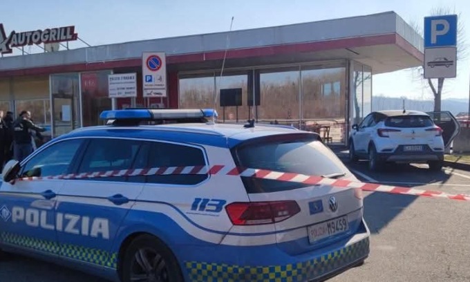 Far West all’area di servizio Viverone Sud: poliziotti colpiti a martellate aprono il fuoco sul ladro