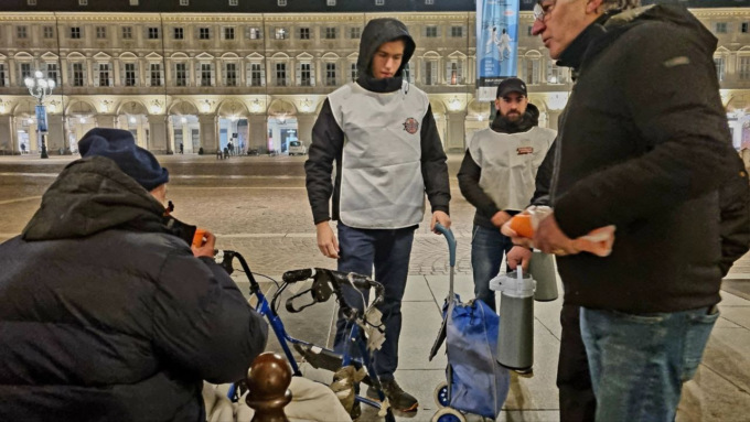 I volontari di Odv Solid in azione per portare conforto ai senzatetto nelle fredde notti di Torino