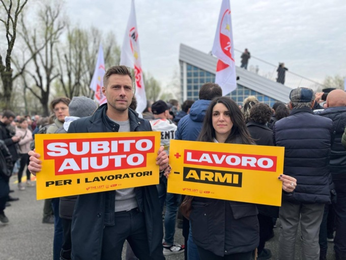 Il Movimento 5 Stelle davanti ai cancelli di Mirafiori: “Noi siamo da sempre vicini ai lavoratori”