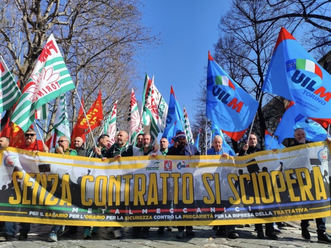 Proteste dei metalmeccanici nel centro del capoluogo piemontese