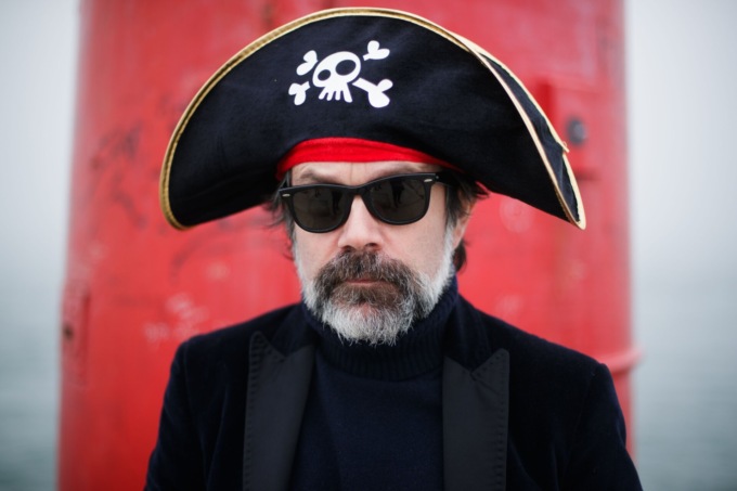 Alle OGR Torino un viaggio poetico tra le stelle in compagnia di Guido Catalano per OGR Talks